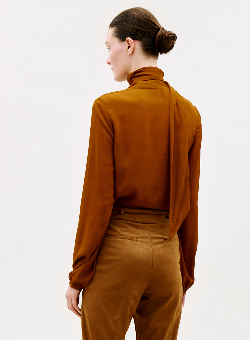 00__Alanis_Blouse_Camel_FALL_2026_BACK_DETAIL