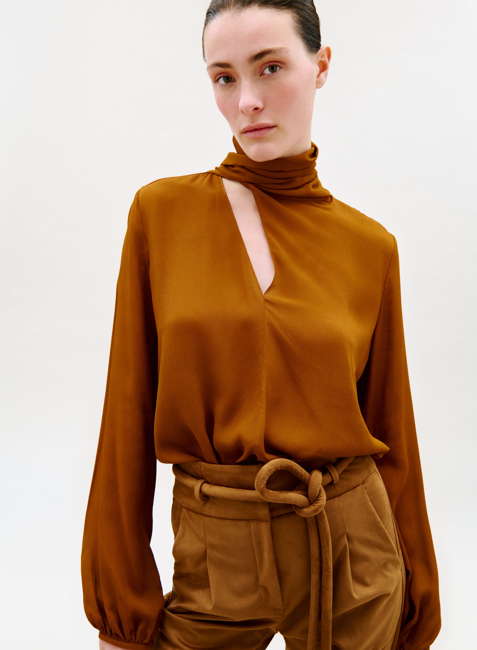 00__Alanis_Blouse_Camel_FALL_2026_DETAIL
