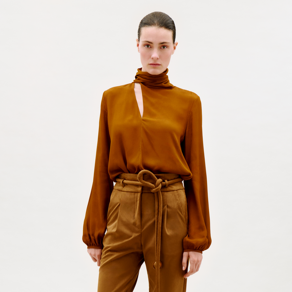 00__Alanis_Blouse_Camel_FALL_2026_FRONT