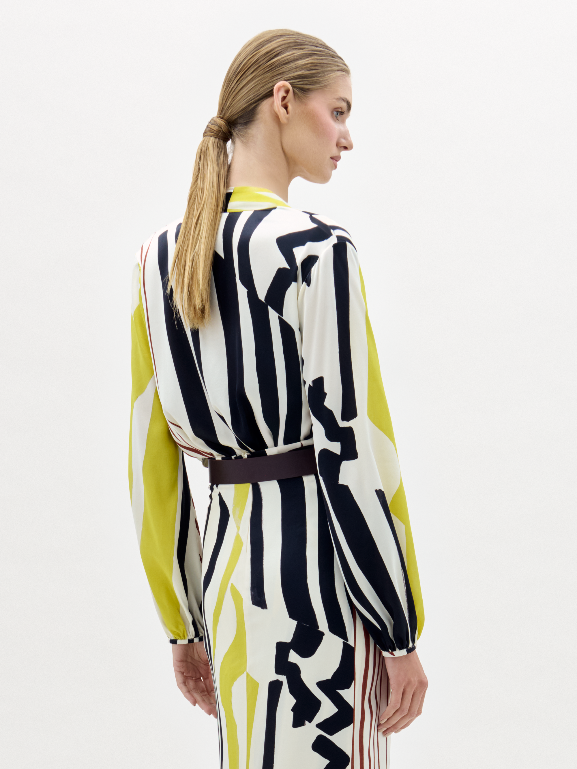 02_HoneyBlouse_DistortedMultiColorStripes__PRESPRING2026_BACK