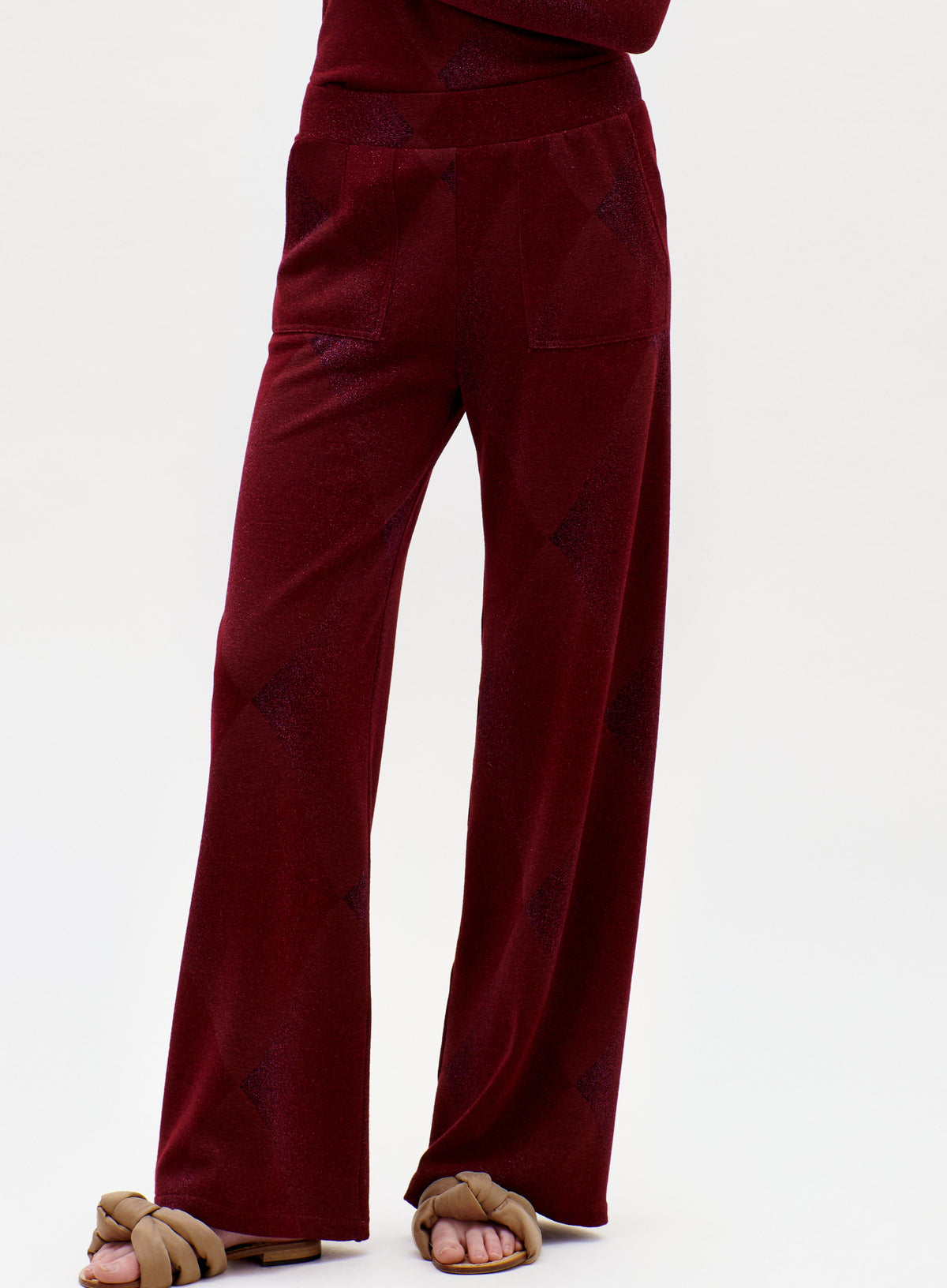 16_ColbiePant_Burgundy_HOLIDAYCAPSULE2026_DETAILFRONT