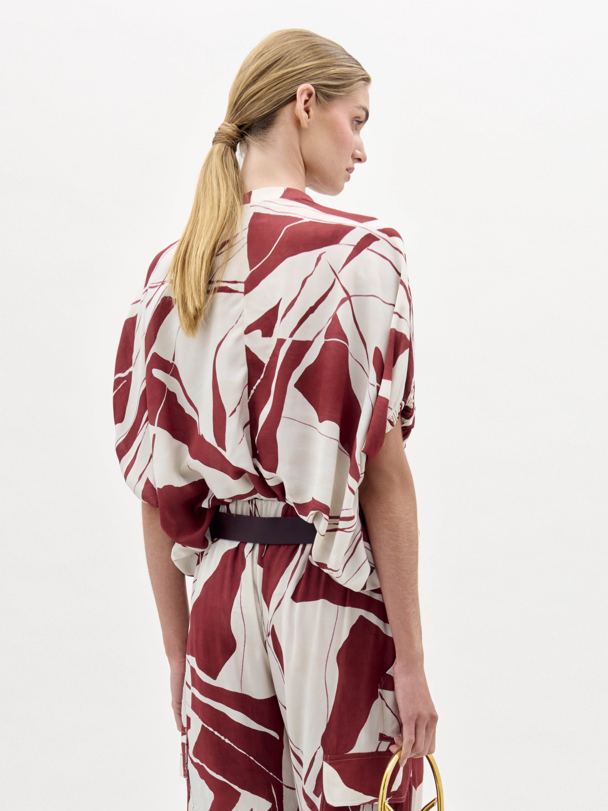 68_SusanneBlouse_BeigeBurgundyAbstract__PRESPRING2026_BACK