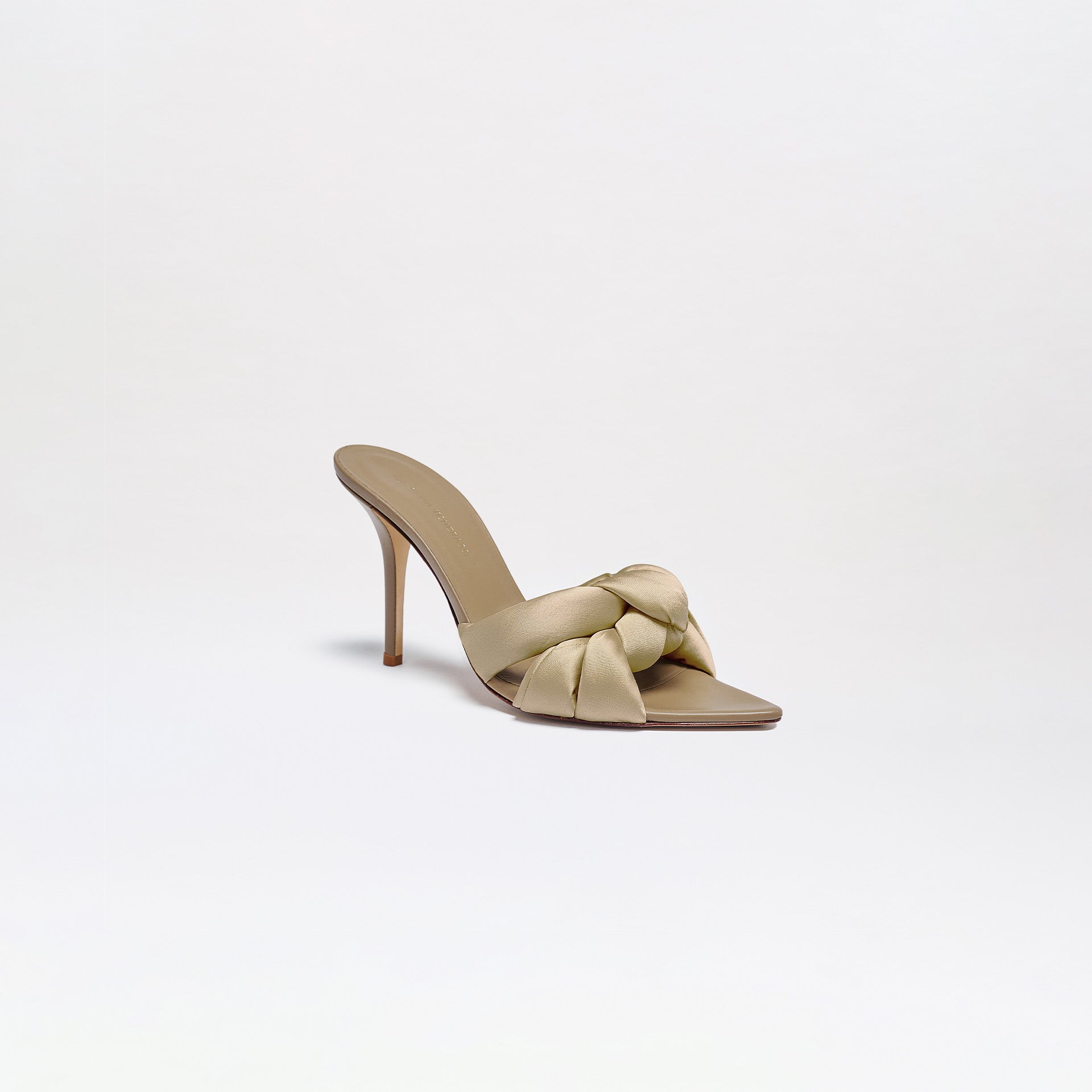 ACC06_Ana_Heels_2