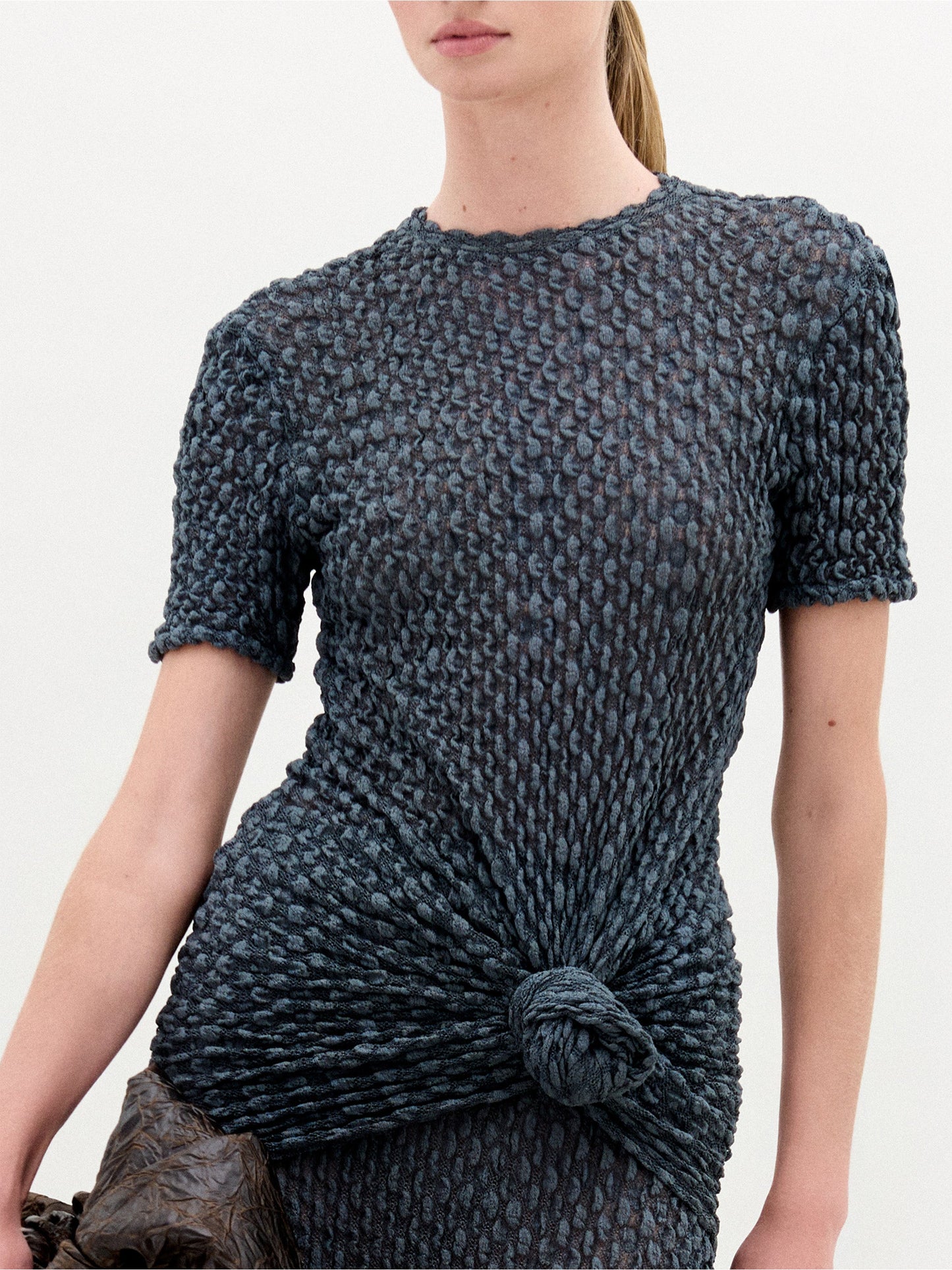 A person wearing the Gen Tshirt in color Deep Gray with a Sofia Bag Maxi in color Cacao on a white background.