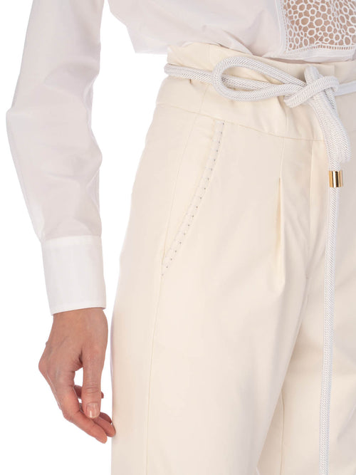 White Moad Pant Pearl with pleating details and a belted waist, displayed against a plain background.