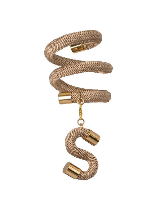 Nicky Bracelet Cream: A gold-colored, twisted rope bracelet adorned with metallic caps and a charming hanging 'S' letter, perfect for reminiscing about the elegance of bygone days on a ship.